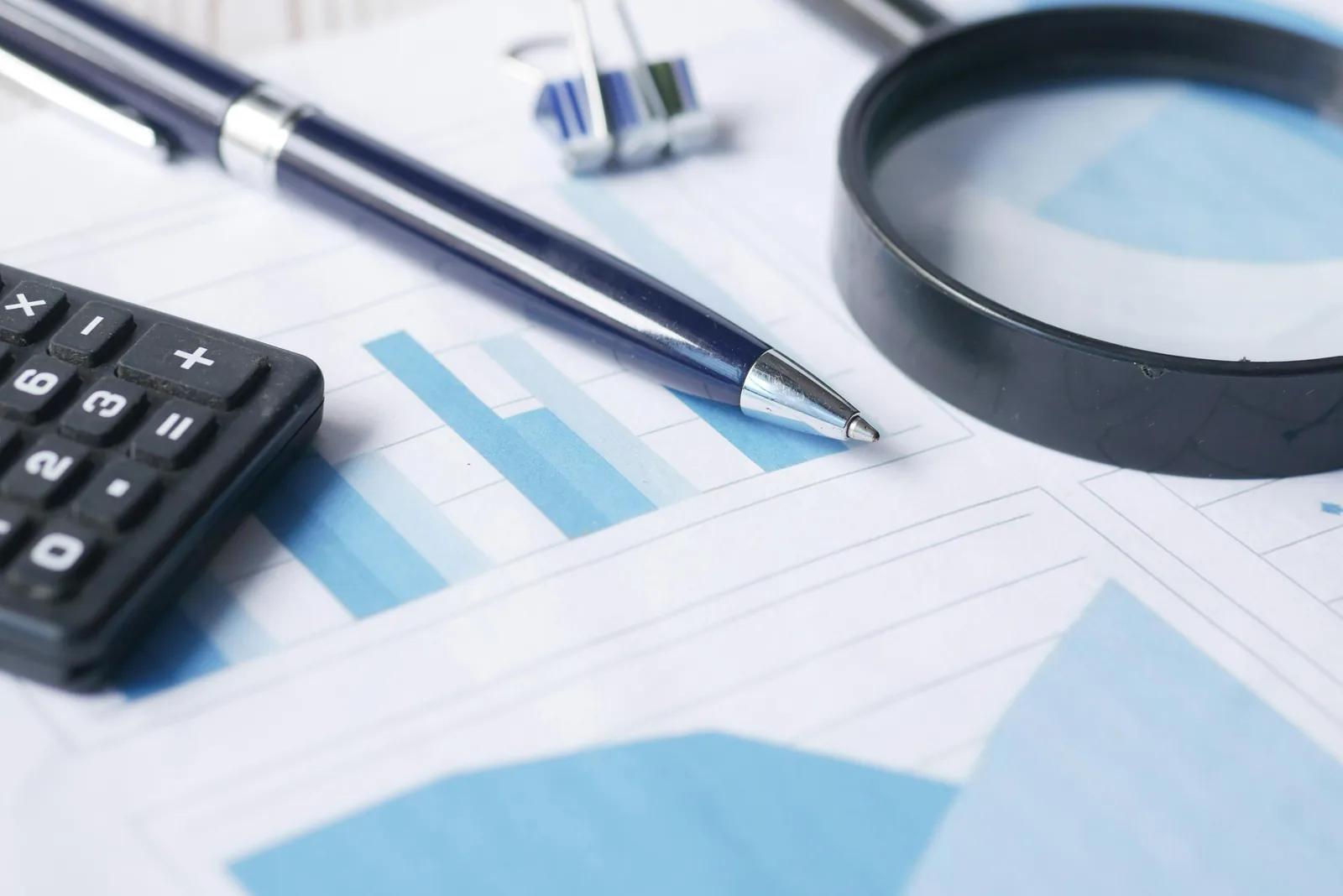 Auditor prueft Finance-Evidenz und Quelldokumente.