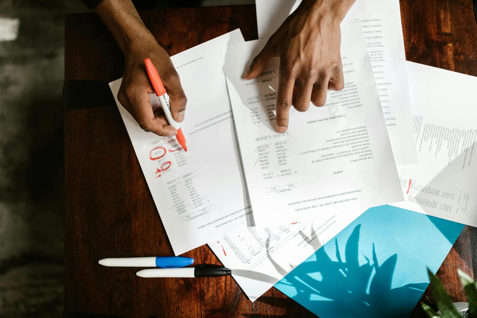 Finance-Team gleicht Transaktionen manuell in Tabellen ab.